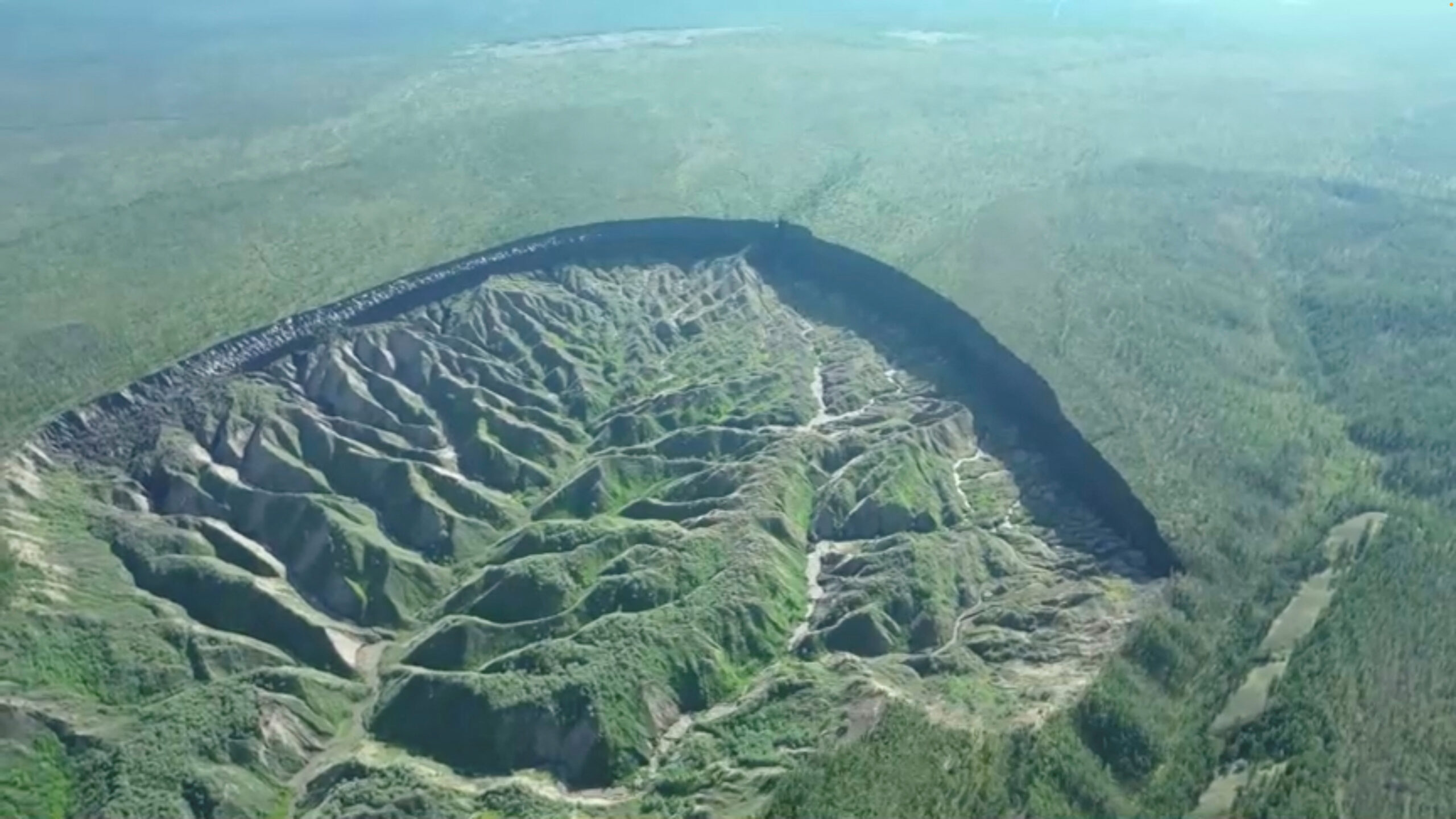 A maior cratera de permafrost do mundo no extremo leste da Rússia enquanto o planeta aquece