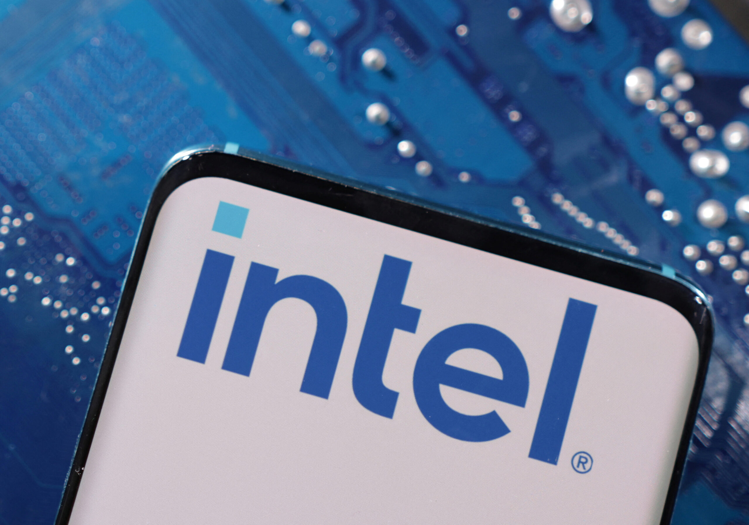 Intel inicia a produção de chips usando máquinas de litografia ultravioleta extrema