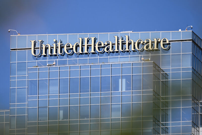 O UnitedHealth usa o modelo de IA com taxa de erro de 90% para negar cuidados, o processo alega