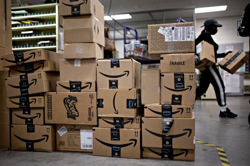 Os pacotes da Amazon supostamente sobrecarregam pequenos correios, atrasando outros e -mails