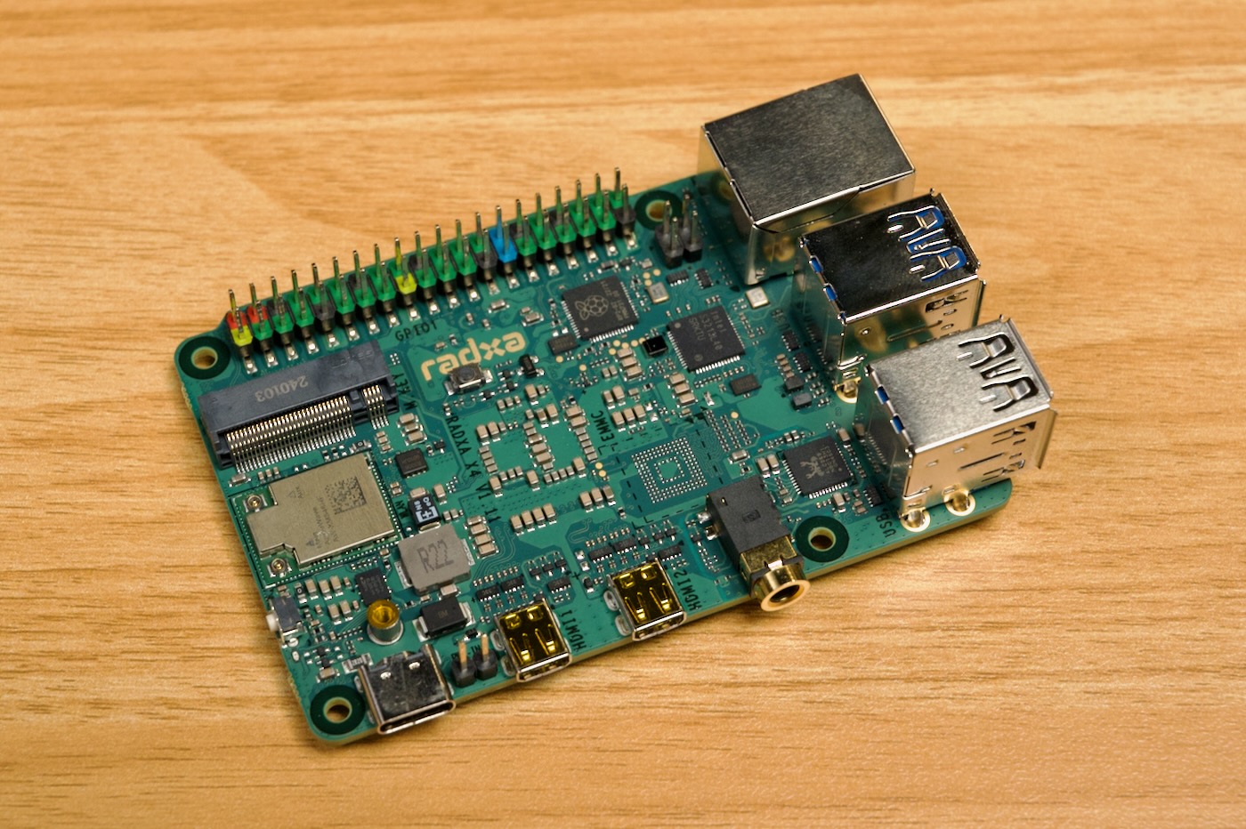 RADXA X4 SBC une Intel N100 e Raspberry Pi RP2040