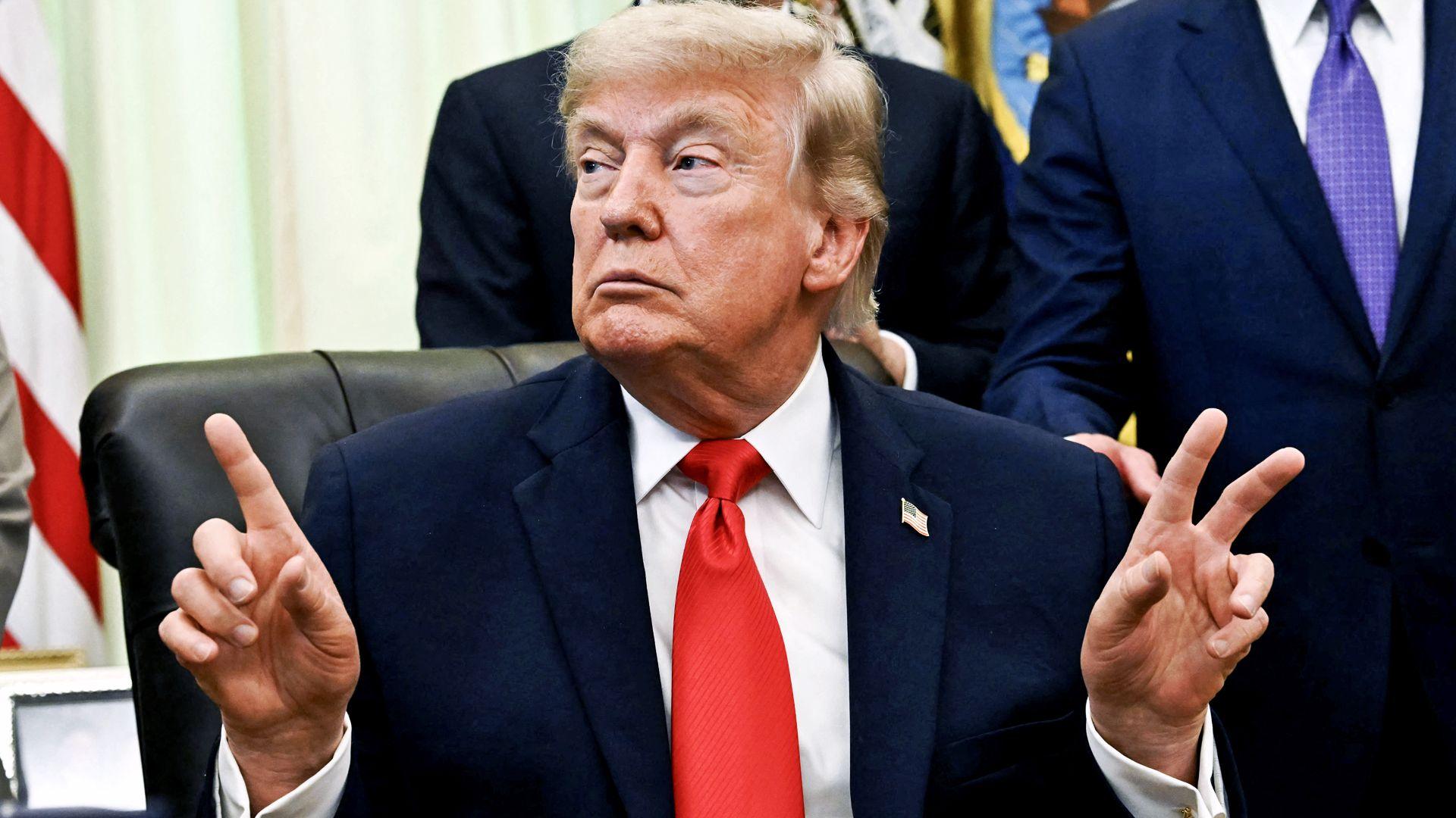 Trump ganhou mais de US$ 1 bilhão com criptografia no primeiro ano de volta ao cargo